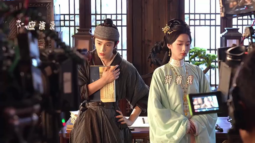 เบื้องหลัง: พวกคุณดูผิดวิธีแล้ว | พราวพร่างบุปผาตระการ
